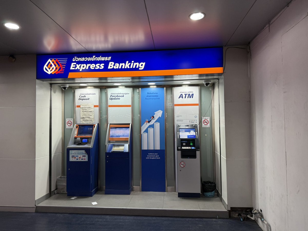 Wrightperterson's tweet photo. タイの銀行ATMは同じ銀行でも日本と違い県外手数料が掛かるデメリットあり。
そこでカードレス出金を使うと、その県外手数料を無料にできる。
#CardlessATM #県外手数料 https://t.co/hyTInvo9Eb