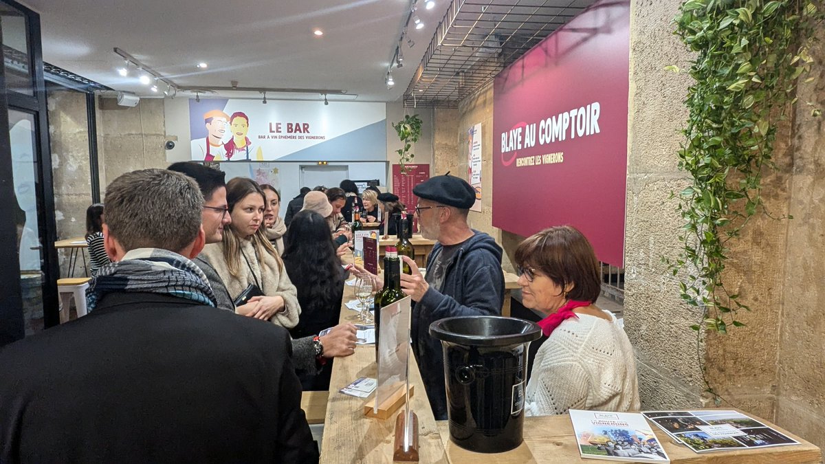 🚨 Derniers jours pour venir déguster en direct avec les vigneron(ne)s de #Blaye Côtes de #Bordeaux au bar à #vin éphémère, installé en plein coeur de #Paris. RDV au 15 rue des Halles pour des dégustations gratuites.🍷
Repartez avec vos cuvées préférées à prix propriété.♥️ #wine