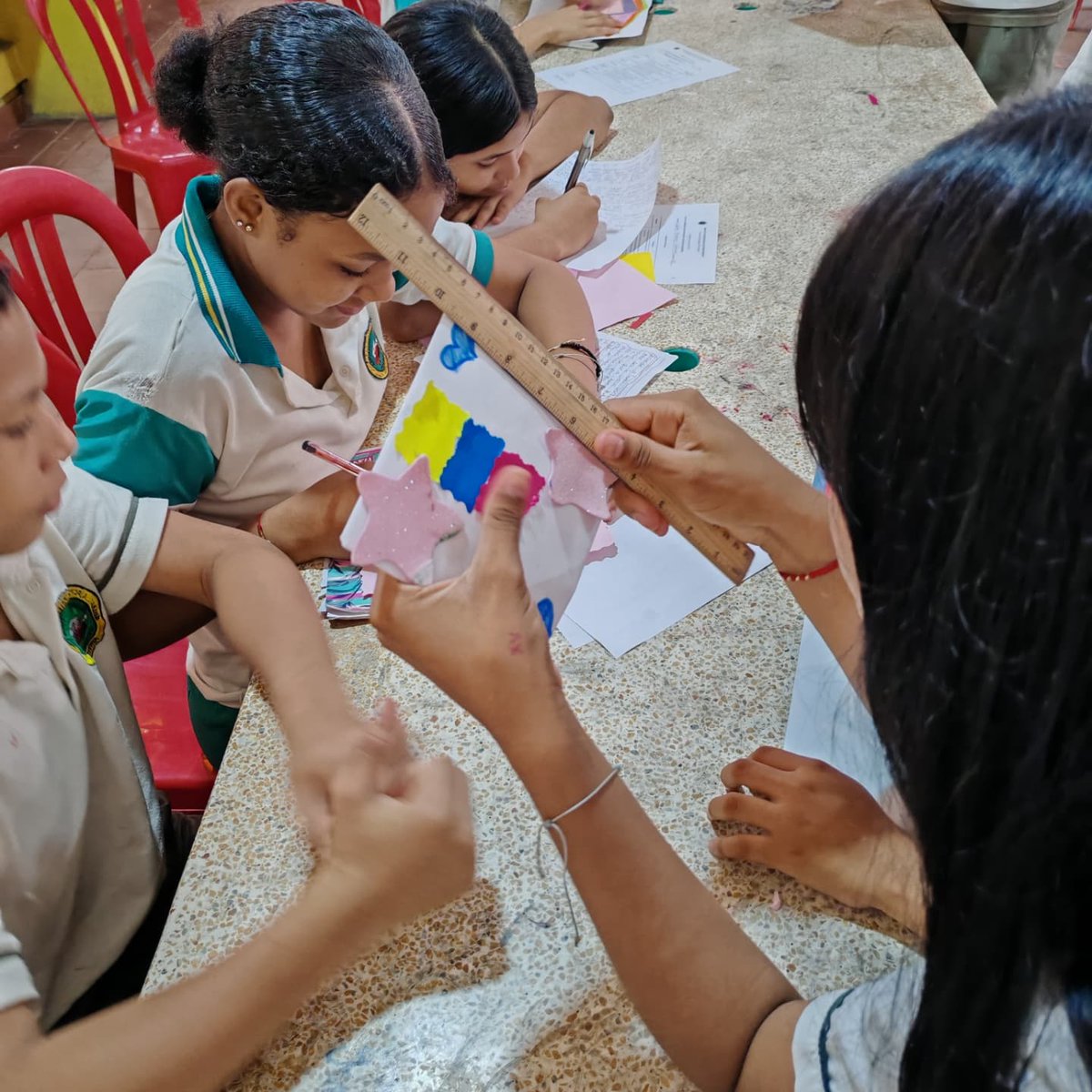 davidbarroson's tweet photo. Actividad: Cartas sin fronteras - puentes de amistad para estudiantes de #Chile #Argentina #Uruguay #Ecuador #Perú para mis compañeros embajadores @escuelaplus @fundacionleowerthein https://t.co/ZaOnLfYvVD