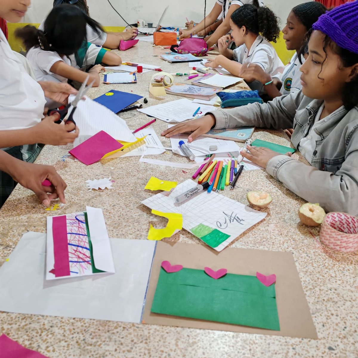 davidbarroson's tweet photo. Actividad: Cartas sin fronteras - puentes de amistad para estudiantes de #Chile #Argentina #Uruguay #Ecuador #Perú para mis compañeros embajadores @escuelaplus @fundacionleowerthein https://t.co/ZaOnLfYvVD