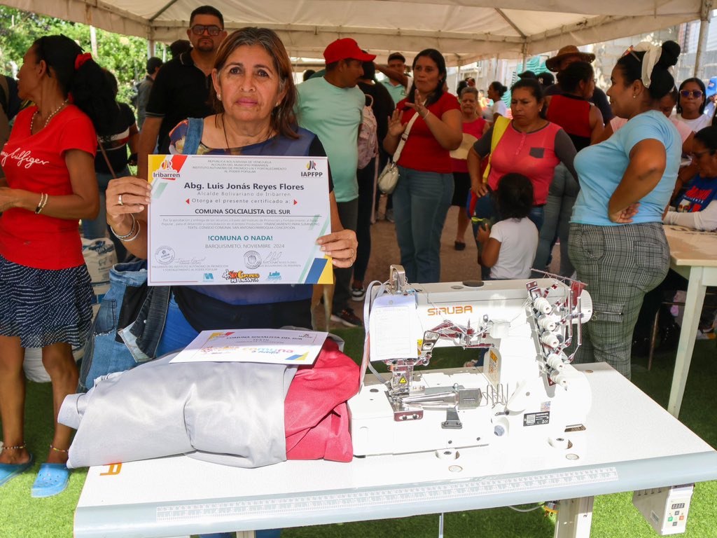 LuisJonasReyes's tweet photo. Cumpliendo instrucciones de nuestro Presidente @NicolasMaduro hemos realizado una nueva jornada de entrega de recursos para proyectos productivos a las comunas que conforman los distintos circuitos comunales en nuestro Municipio #Iribarren. Apoyamos el plan textil, la producción de miel de abeja, la siembra de pimentón, tomate, caraota y otros rubros de ciclo corto. Comuna o Nada!!!