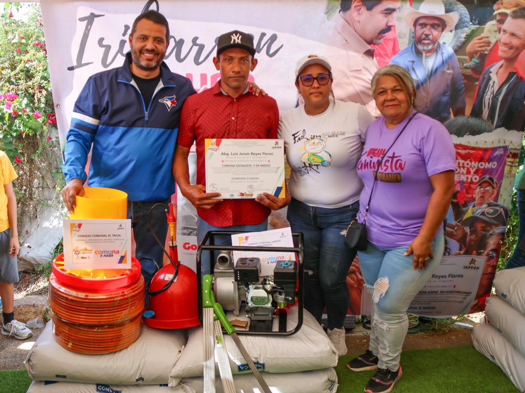 LuisJonasReyes's tweet photo. Cumpliendo instrucciones de nuestro Presidente @NicolasMaduro hemos realizado una nueva jornada de entrega de recursos para proyectos productivos a las comunas que conforman los distintos circuitos comunales en nuestro Municipio #Iribarren. Apoyamos el plan textil, la producción de miel de abeja, la siembra de pimentón, tomate, caraota y otros rubros de ciclo corto. Comuna o Nada!!!