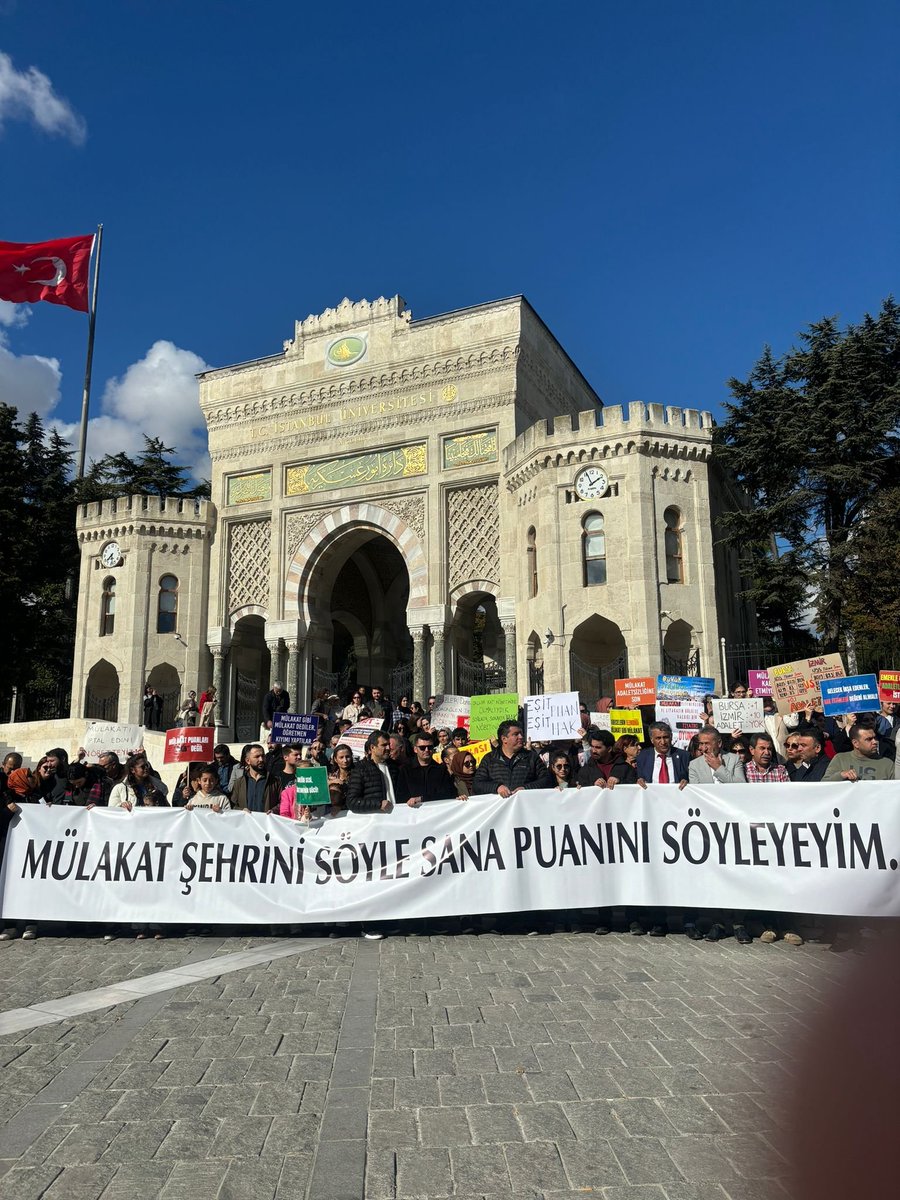 Mülakat değerlendirmelerinde yaşanan mağduriyet sonucunda adalet ve hak arayışı süren öğretmenler Beyazıt Meydanı'nda toplandı. 

ÖĞRETMENLERİMİZİN YANINDAYIZ

<a href="/RTErdogan/">Recep Tayyip Erdoğan</a> <a href="/Yusuf__Tekin/">Yusuf Tekin</a> <a href="/tcmeb/">Millî Eğitim Bakanlığı</a>
#BeyazıttaMülakataHayır