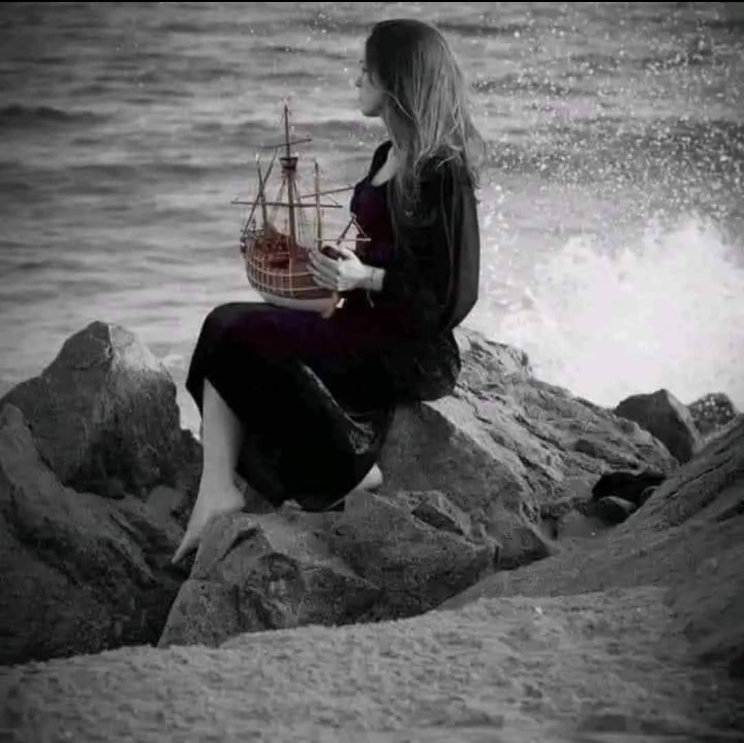 ان شعرت بـ شيء ..
يسرى في روحك عانقه بـقوة
فـ تلك روحي غادرتني لتلقاك
🕊🕊🕊  🕊🕊🕊
✍️