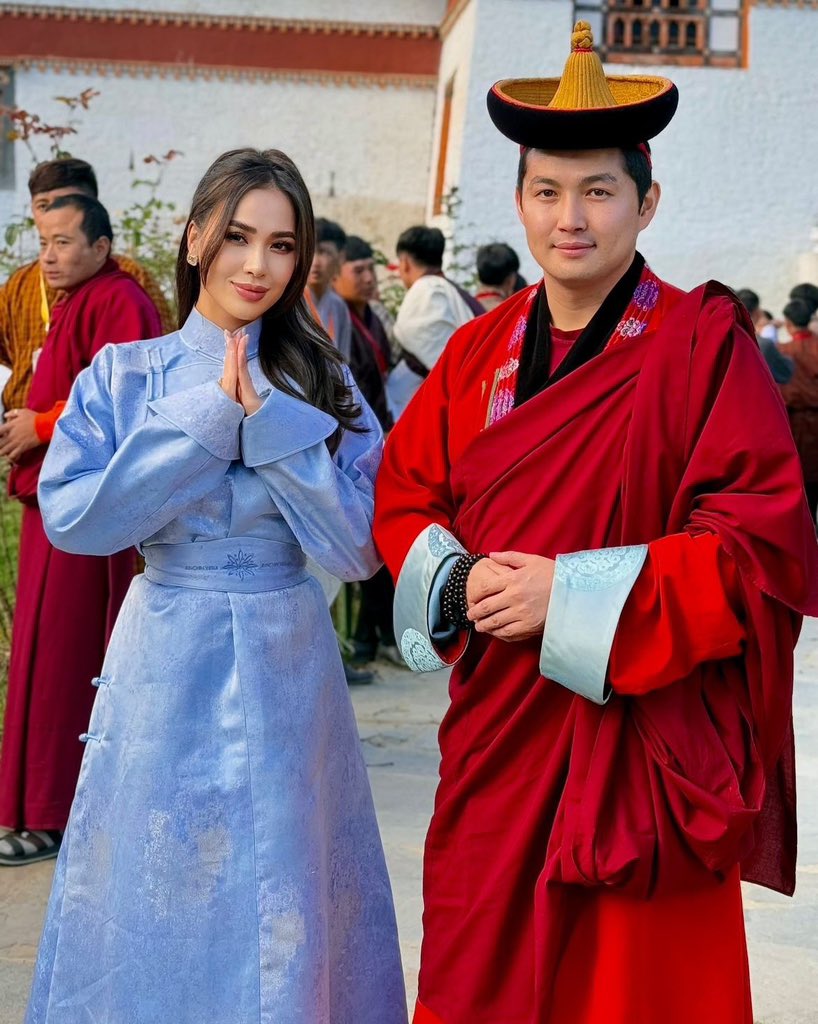 “Бурхан их навсгар.
Чөтгөр их ганган явж байж ч мэднэ.”
📖📚

~Б.Лхагвасүрэн