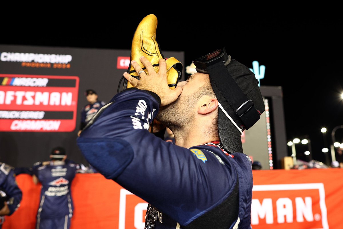 TyMajeski's tweet photo. What a freaking night. CHAMPIONS🏆 https://t.co/u9WhtbTlo7
