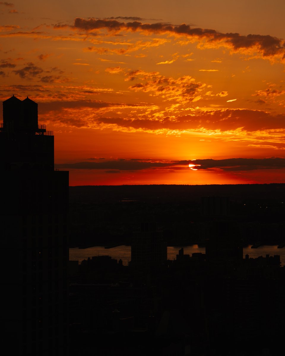 Golden hour hits different from up here 🌇#VirginHotelsNYC

📸 @guara_foodie
📸 <a href="/AMP3PR/">AMP3PR</a>