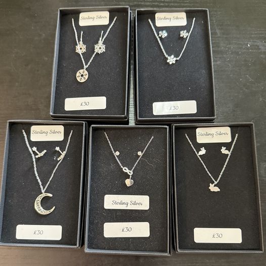 PSSparkles's tweet photo. Unlock the magic of our Sterling Silver Christmas jewellery, adored by countless customers! Reach out if something catches your eye—we’ll ensure your beautiful pieces arrive in time for Christmas!

Visit us on Etsy https://t.co/i8wNKG5Uay

#christmas2024 #Christmas #etsyshop https://t.co/ptLxpff6wm
