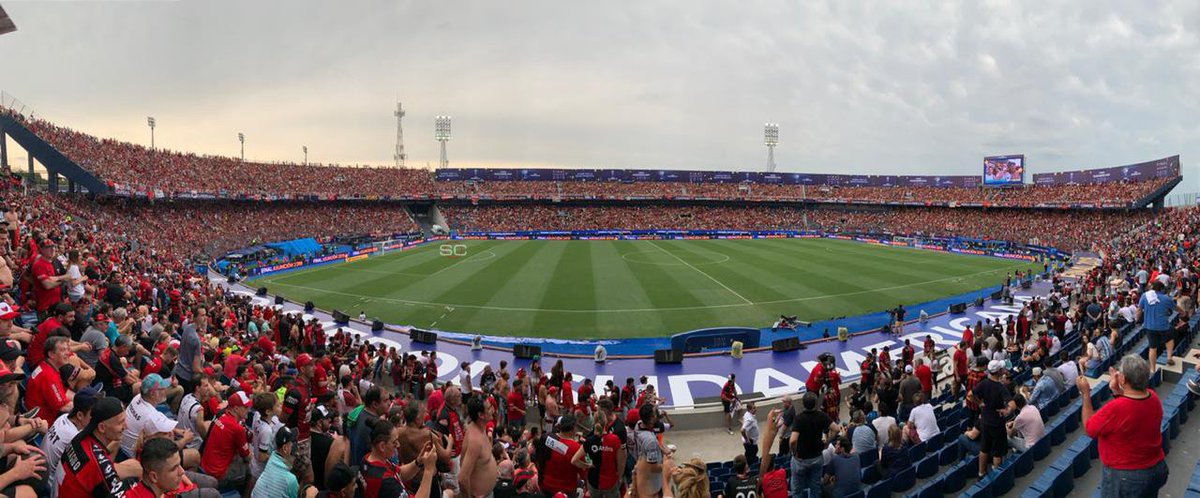 Paralyticscac's tweet photo. Hace 5 años atrás le demostrabamos al mundo lo popular que era Colon, en el fan fest de Santa Fe había al rededor de 20 mil personas, no se vuelvan a comparar. https://t.co/24AU63Wat7