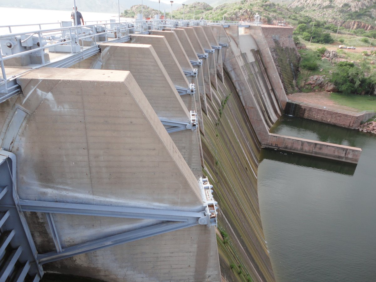 usbr's tweet photo. ๐ง Discover the tech enhancing safety at Altus Dam, OK! We're using advanced tools to monitor upgrades. ๐ ๏ธ๐ Stay tuned! Check the fall Water Operations Bulletin: https://t.co/6PUqOG2p6X #Damsafety #AltusDam #OklahomaEngineering https://t.co/24PWz1kJN6