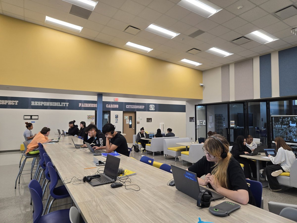 MsWhichard's tweet photo. Who does school work on the weekends? These bright, smiling 1621 students do! Open lab Saturday! https://t.co/7nbIXRKF2D