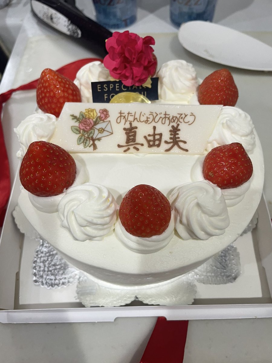 Bonfacile_mayu's tweet photo. お誕生日にお花のプレゼントとケーキ🍰主人と子供達を誘導して、誰かの記念日を祝える人になってもらいたいと思っていますが、主人がケーキの名前を《お母さん》ではなく私の名前を書いてくれたことに、感動した45歳の誕生日でした❤️
#誕生日 #ケーキ #ありがとう https://t.co/aB8Z7BWK5D