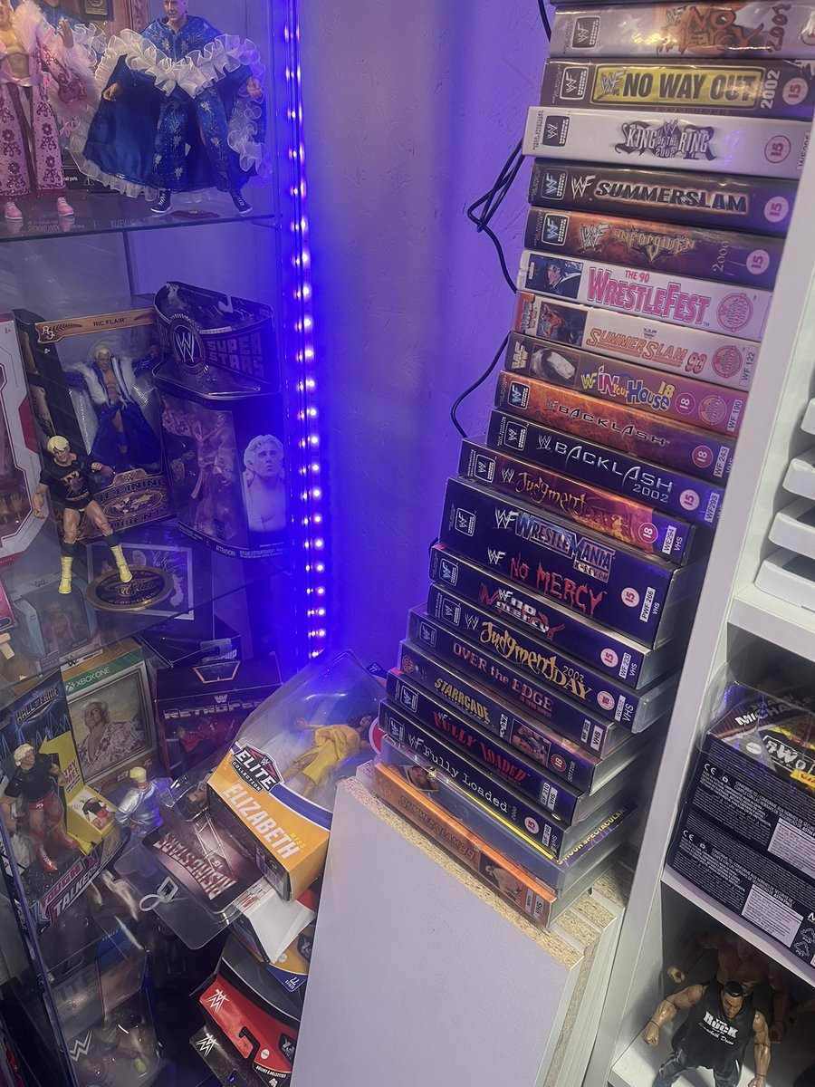 Spent a few hours today doing what I thought would be rearranging and tidying but now it’s a disaster area!!
Anyone else this problem??
#figlife