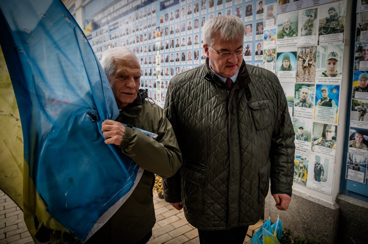 KryzhanovskyEd's tweet photo. А наостанок він взяв з собою на памʼять з України браслет, розмальовану гільзу і сушені яблука, а потім задонатив 50 євро, які у нього були з собою. А український прапор його сам огорнув) Наш улюблений дєдушка Борель. Пообіцяв, що ще вернеться https://t.co/Uw9YAncZlo
