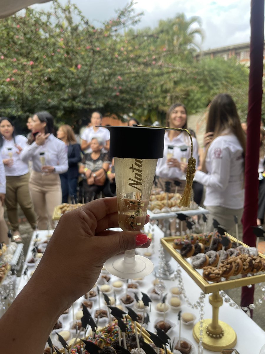 Natyanesm's tweet photo. De esos días donde soy muy feliz con lo que hago y con uno de mis propósitos de vida 🥰

Madrina de promoción de graduandos de FACES - ULA 🤩 https://t.co/dgMWZIq43c