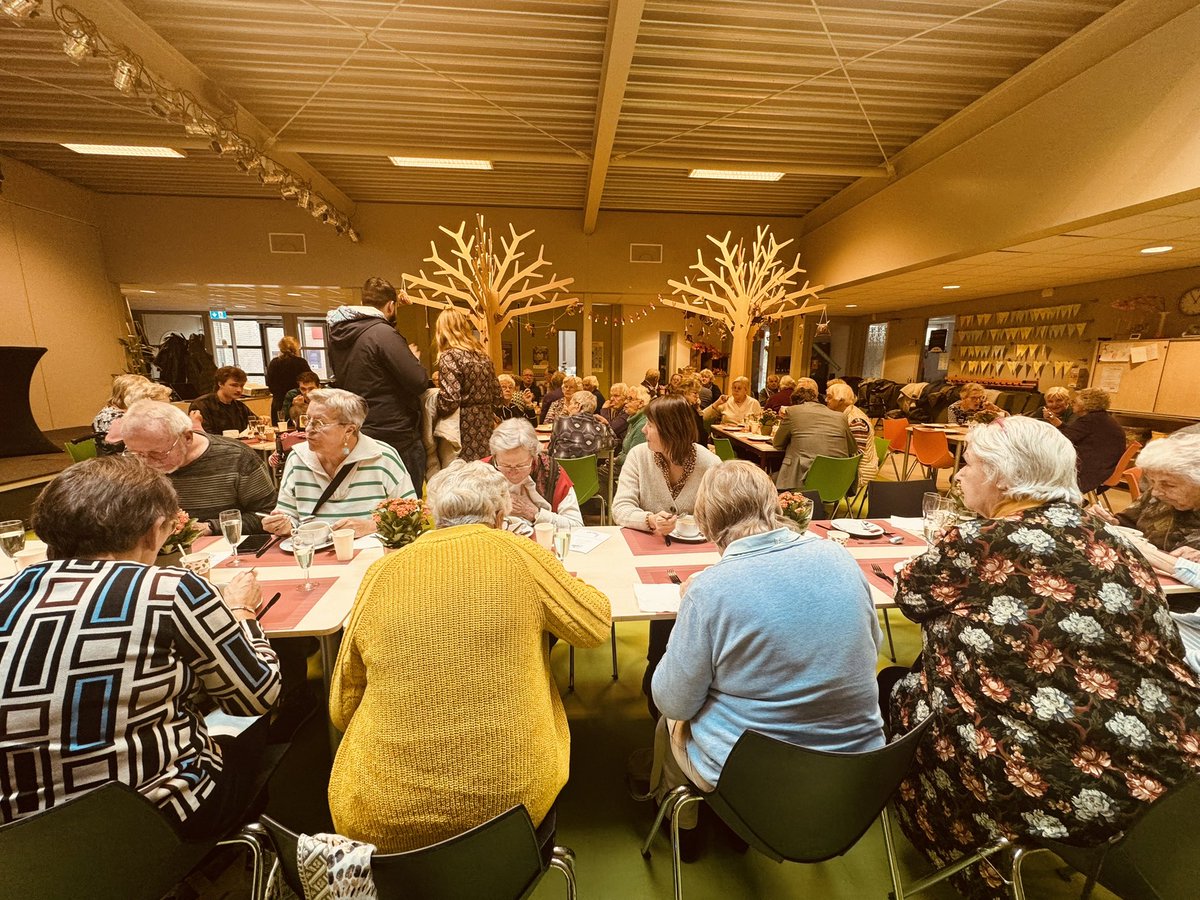 Vandaag de uitreiking van de VHL Jeugdpenning tijdens de 65+lunch in Lexmond. Yenthe heeft met een groepje vriendinnen en olv een jeugdwerker wat lekkers gebakken voor de mensen die niet naar de lunch konden komen en hebben dat bij deze mensen thuisbezorgd.

<a href="/SjorsFrohlich/">Sjors Fröhlich</a>