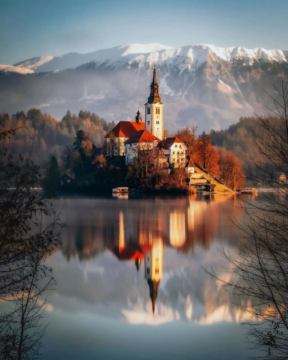 MissCelaneaOne's tweet photo. Lago Bled, Eslovenia https://t.co/yvEl3dbIyK