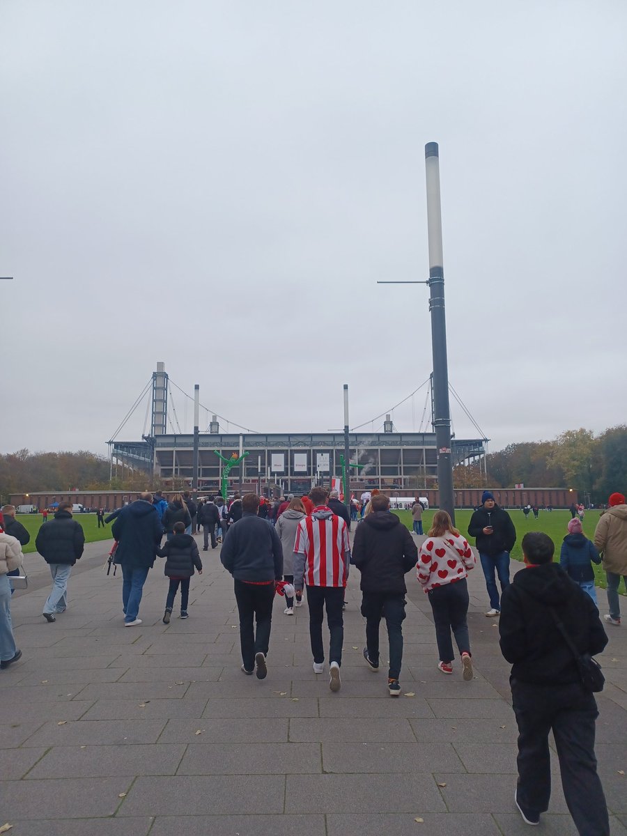 Sjors_09's tweet photo. Het ging niet makkelijk, maar de 3 punten zijn het belangrijkste! 1. FC Köln verslaat Greuther Fürth in minuut 94 met 1-0. #KOESGF https://t.co/5BeKw53EFm