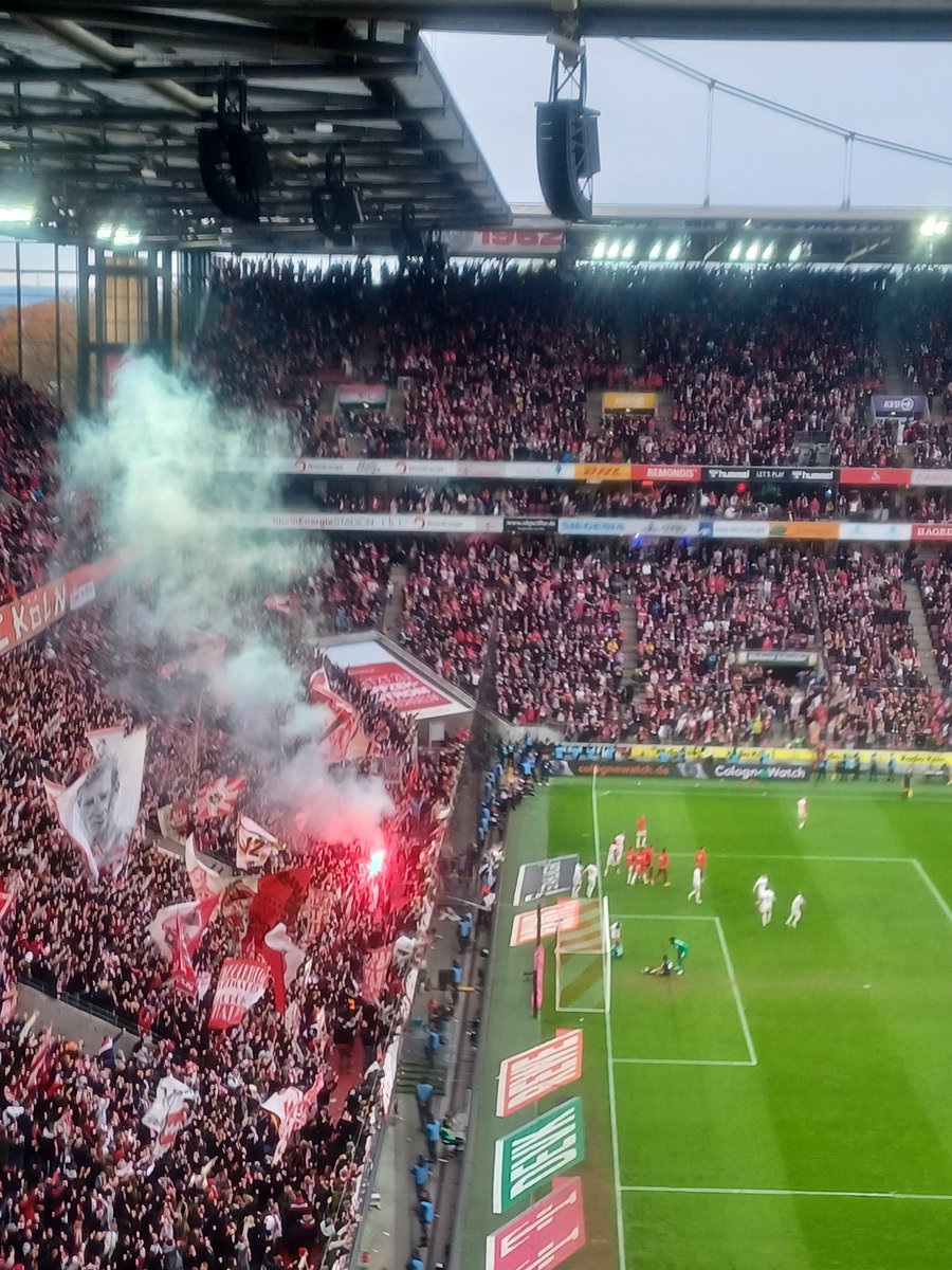 Sjors_09's tweet photo. Het ging niet makkelijk, maar de 3 punten zijn het belangrijkste! 1. FC Köln verslaat Greuther Fürth in minuut 94 met 1-0. #KOESGF https://t.co/5BeKw53EFm