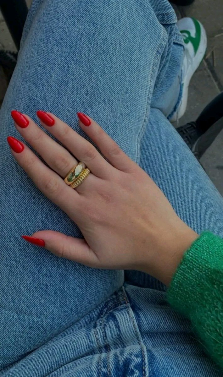 لا أملُك في الدُنيا إلَّا قَلبي؛ وُقَلبي عَزيزٌ لا يَأخذهُ إلَّا عَزيز♥️