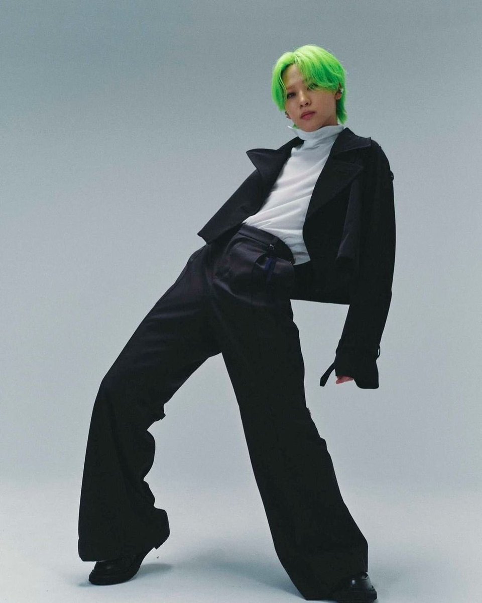 蓮くん腰が高すぎるし身体のライン出さなくてもスタイルの良さがわかる