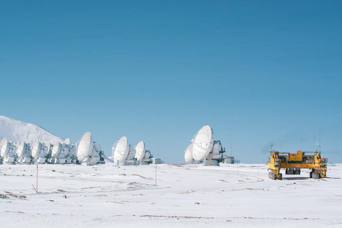 Gut getarnt: Wenn es auf der Hochebene Chajnantor schneit, muss man manchmal genau hinschauen, um die ALMA-Antennenschüsseln zu entdecken
📷 S. Otarola/ESO
eso.org/public/germany…