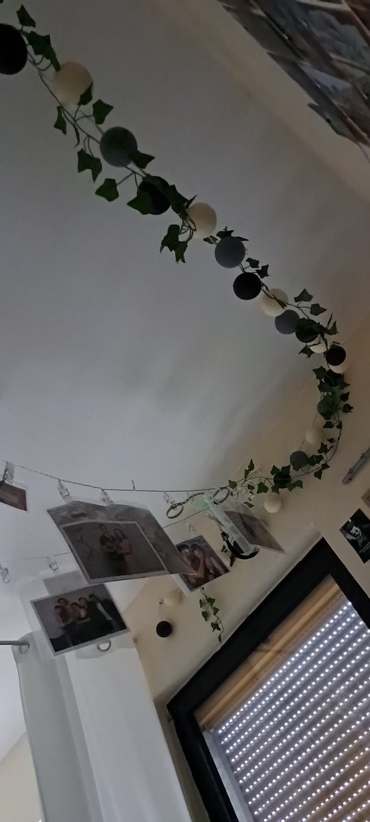 Gesiges3's tweet photo. @MrsPennyBean Ich hab nur Lichterketten über meinem Bett, was sagt das über mich aus? 🤔 https://t.co/MNf7ePL8Vp