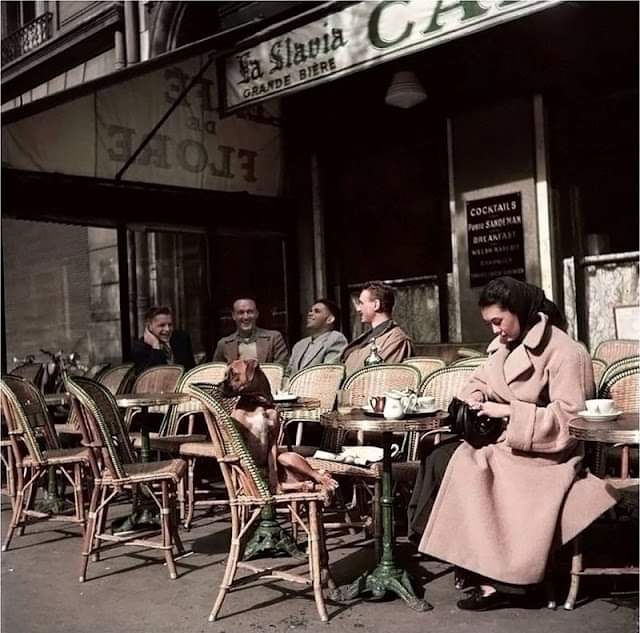 📷 Robert Capa.
Café de Flore
1952. Paris Saint-Germain-des-Prés