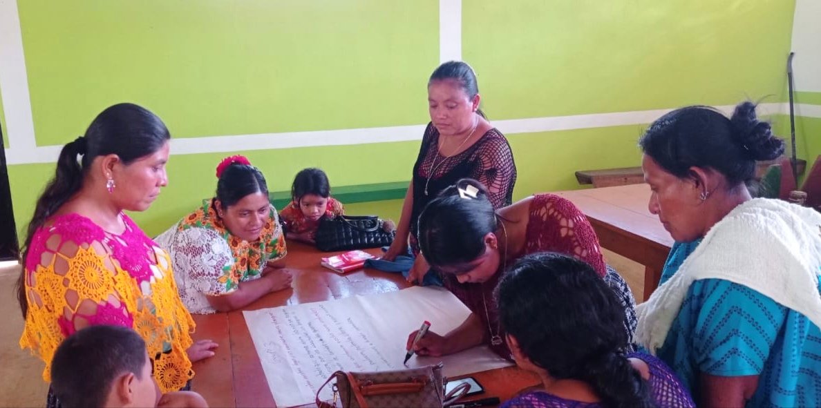 Red de mujeres Raxhuha Alta Verapaz, profundizamos sobre la propuesta del Estado Plurinacional, hablamos sobre los derechos de la madre tierra, del agua, como producir nuestros propios alimentos.