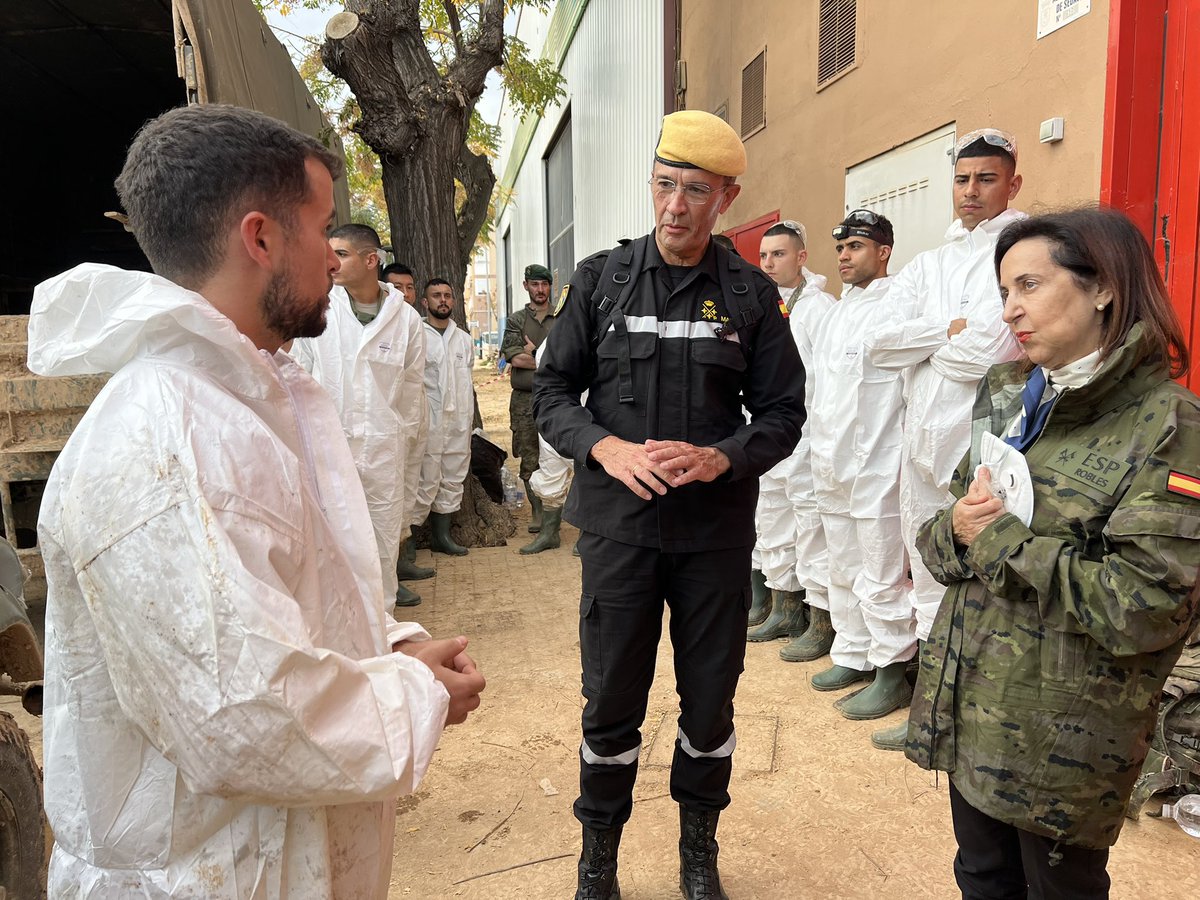 Defensagob's tweet photo. Importantísima labor para asegurar la salud pública. Miembros del @EjercitoTierra, apoyados en materia de seguridad por la @UMEgob, retiran de almacenes de Sedaví, carne y alimentos en mal estado para que no haya posibilidad de proliferación de infecciones. 

#TodosSomosValencia https://t.co/UGqLRzcHSw