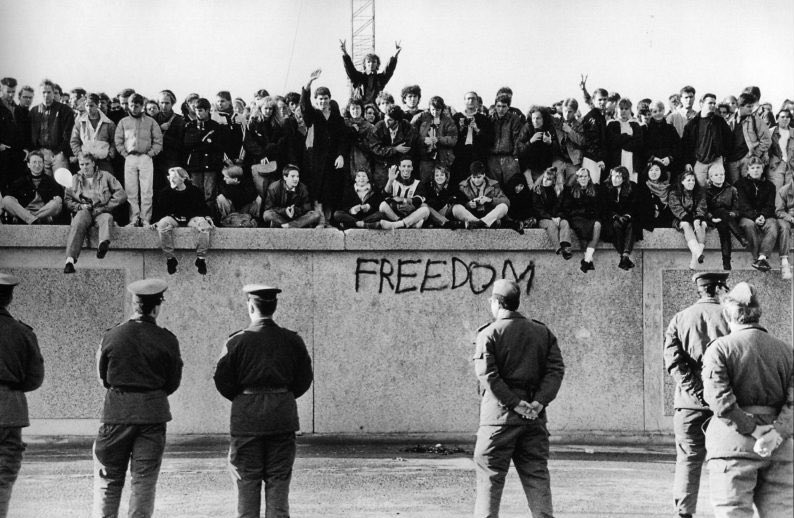 Há 35 anos, caía o muro de Berlim.

Todos estes anos depois, continua a ser a maior prova de que o comunismo não funciona porque foi necessário erguer um muro para impedir que as pessoas fugissem. 

Aqui em Portugal, ainda se senta no parlamento um partido que colaborou