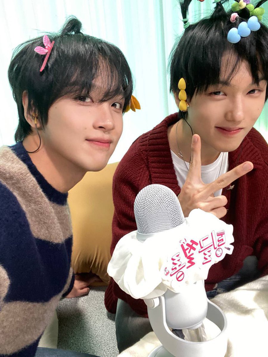 d0nggeurami's tweet photo. 아 이게 1,579일만에 뜬 허와세 셀카래 ㅜㅜ
ㅋㅋㅋㅋㅋㅋㅋ https://t.co/wt3FsJmfFO