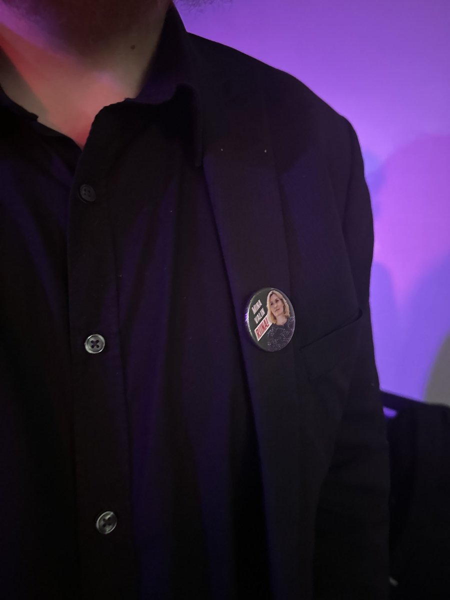 rinna-Sikkut!
⁦<a href="/joosepvimm/">Joosep Vimm</a>⁩ kinkis sünnipäevaks ajaloolise artefakti - Riina Sikkuti esimese sotsibossi kampaania rinnamärgi
(veits nagu potter stinks/support cedric diggory märgid filmis. also alguses vaatasin et kadri simson)