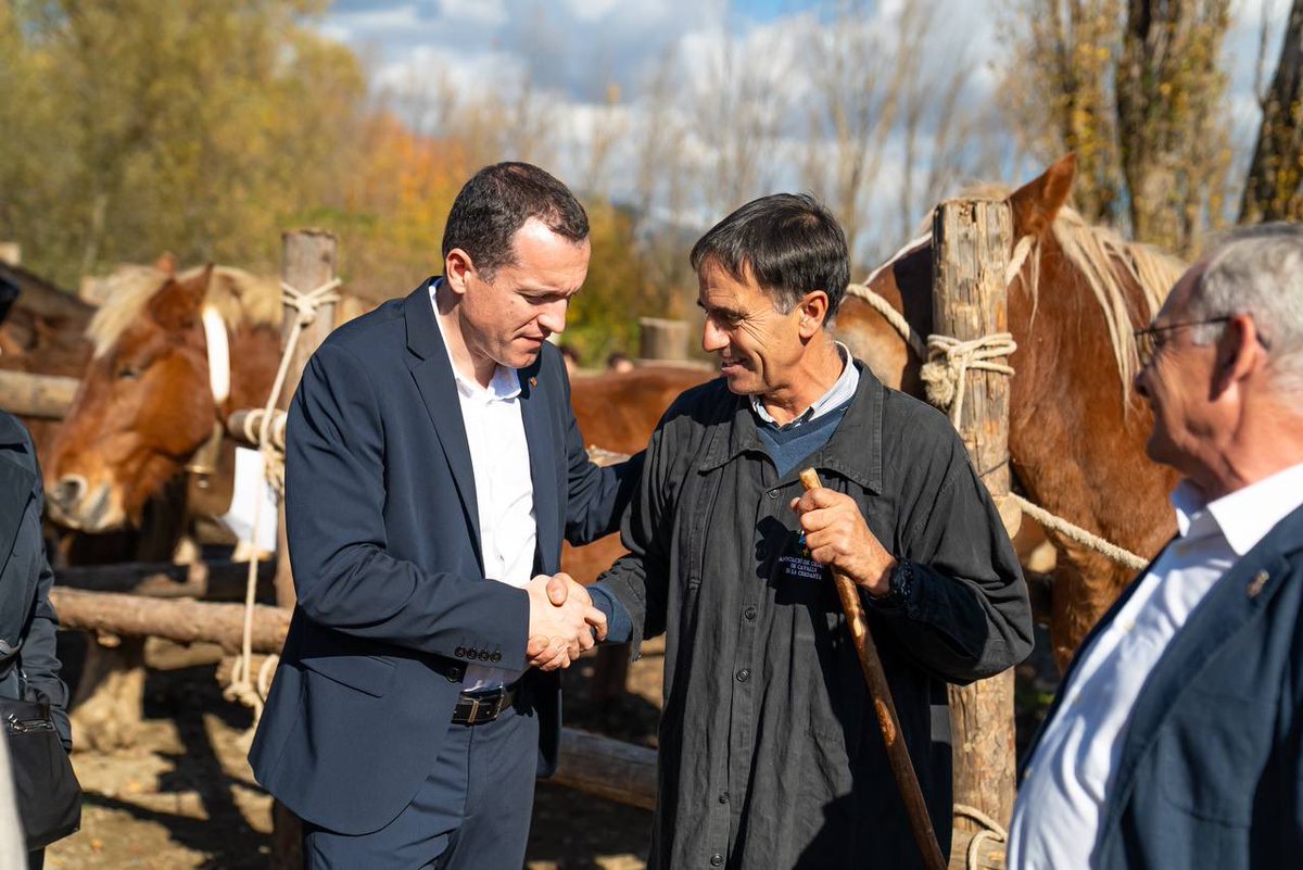 🐴La Fira del Cavall de Puigcerdà és la mostra de bestiar equí més important de Catalunya, on es desplega el personal de l’Oficina Comarcal de la Cerdanya i els SSTT per facilitar els tràmits, controls i identificacions.

Una finestra oberta al món que mostra una manera de viure.