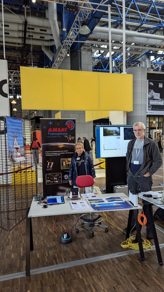 amsatf's tweet photo. Dimensions Parabole nous accueille sur son stand lors des rencontres du ciel et de l'espace a la Villette @DimensionParab1 ##amsat https://t.co/0l3cHJ61TT