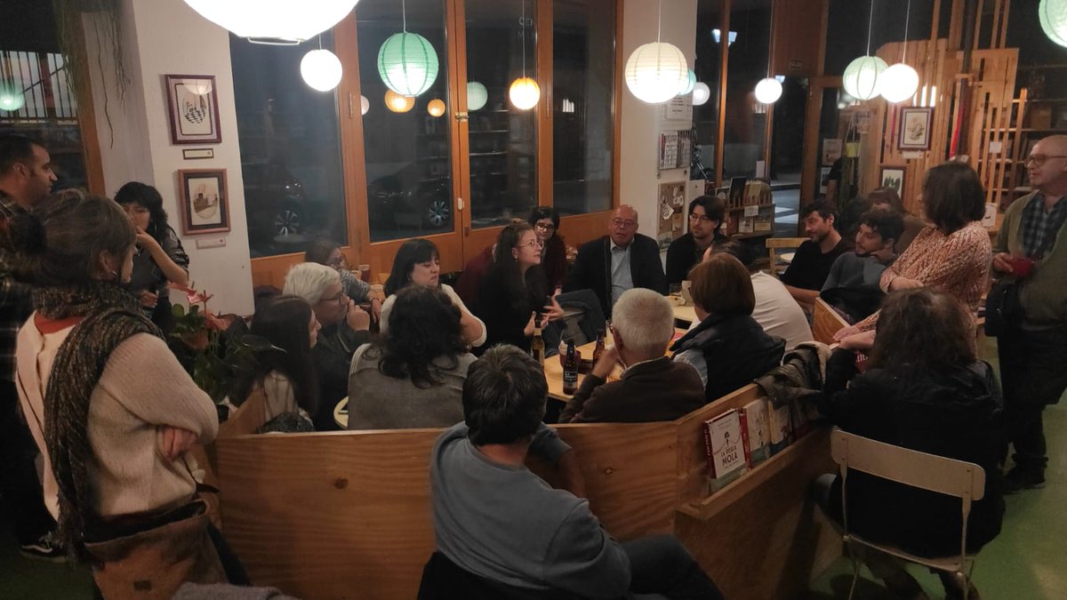 pcevalladolid's tweet photo. ¡Muchas gracias a todas la personas que os acercasteis para charlar y debatir sobre las #EleccionesEstadosUnidos y como impactará la victoria de #Trump y muchas gracias a @semanthica por la ponencia y a #Akellare por el espacio.
¡Nos vemos en la siguiente!
#PCE #ClaseObrera https://t.co/kOceq9xR67