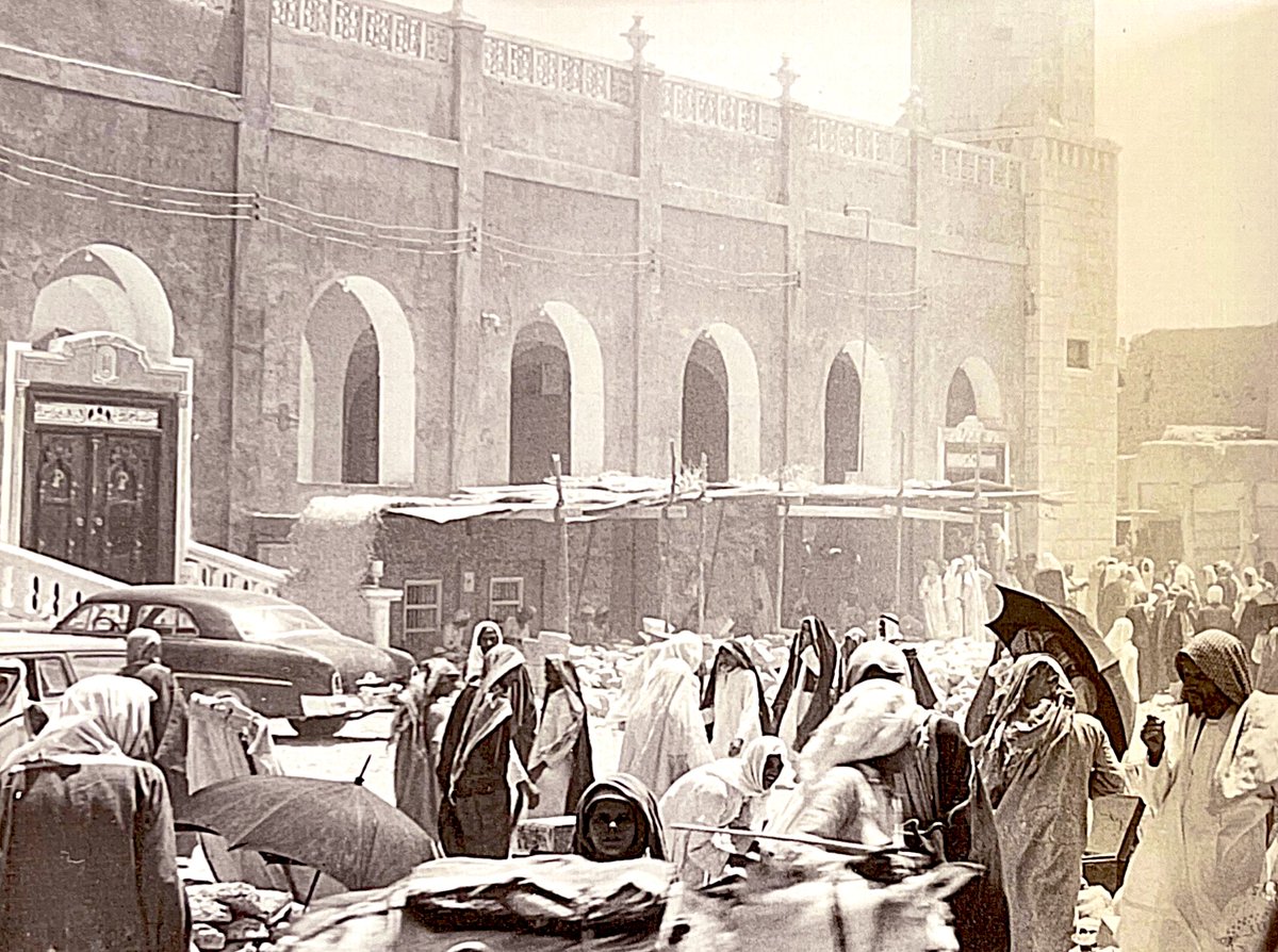 MansourShuwaier's tweet photo. جامع مقرن:
ويسمى جامع الرياض ويسمى الجامع الكبير و الأرض التي شيّد عليها الجامع كانت تسمى بالنقعه وكانت عبارة عن بساتين و حويطات صغيرة ومساقي وآبار مثل (سويلمة وشديدة وسلطانة واشهرها بئر فيصلة)،في الرياض القديمة وتذكر المصادر التاريخية بأن  الإمام تركي بن عبدالله أمر في تلك الفترة بإنشاء الجامع الكبير في هذا المكان وأخذ في الإعتبار توسطه في البلدة و يعرف حاليًا ب(جامع الإمام تركي بن عبدالله) رحمه الله، و يقع شمال قصر الحكم، وجنوب الظهيرة ويربط بينه وبين القصر جسر، وفي الجهة الجنوبية منه سوق الخرازين وفي الجهة الشرقية الحراج ومن ثم بقية أسواق الرياض القديمة، وكما هو معروف يعتبر توسط الجامع سمة من سمات العمارة الإسلامية حيث يتوسط الجامع المدينة القديمة، هدم الجامع القديم سنة١٣٧٠هـ ١٩٥٠م  وبني وشيد بالخرسانة كما في الصورة.
الصورة الأولى نادرة و لأول مره تعرض.
من تصوير وتوثيق الأستاذ (عبدالرحمن المحمد الراشد الحميد) رحمه الله،
#الرياض_الان 
#الرياض_القديمة
