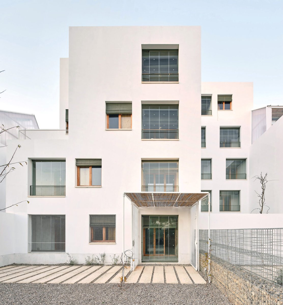 Peristoral Arquitectes: door gebruik van natuurlijke materialen &amp; passieve ventilatie hebben ze een bijna energieneutraal gebouw gerealiseerd. In Nederland nog minder gebruikelijk, maar we werken graag met opdrachtgevers die ook écht duurzaam willen bouwen
architectural-review.com/buildings/anot…