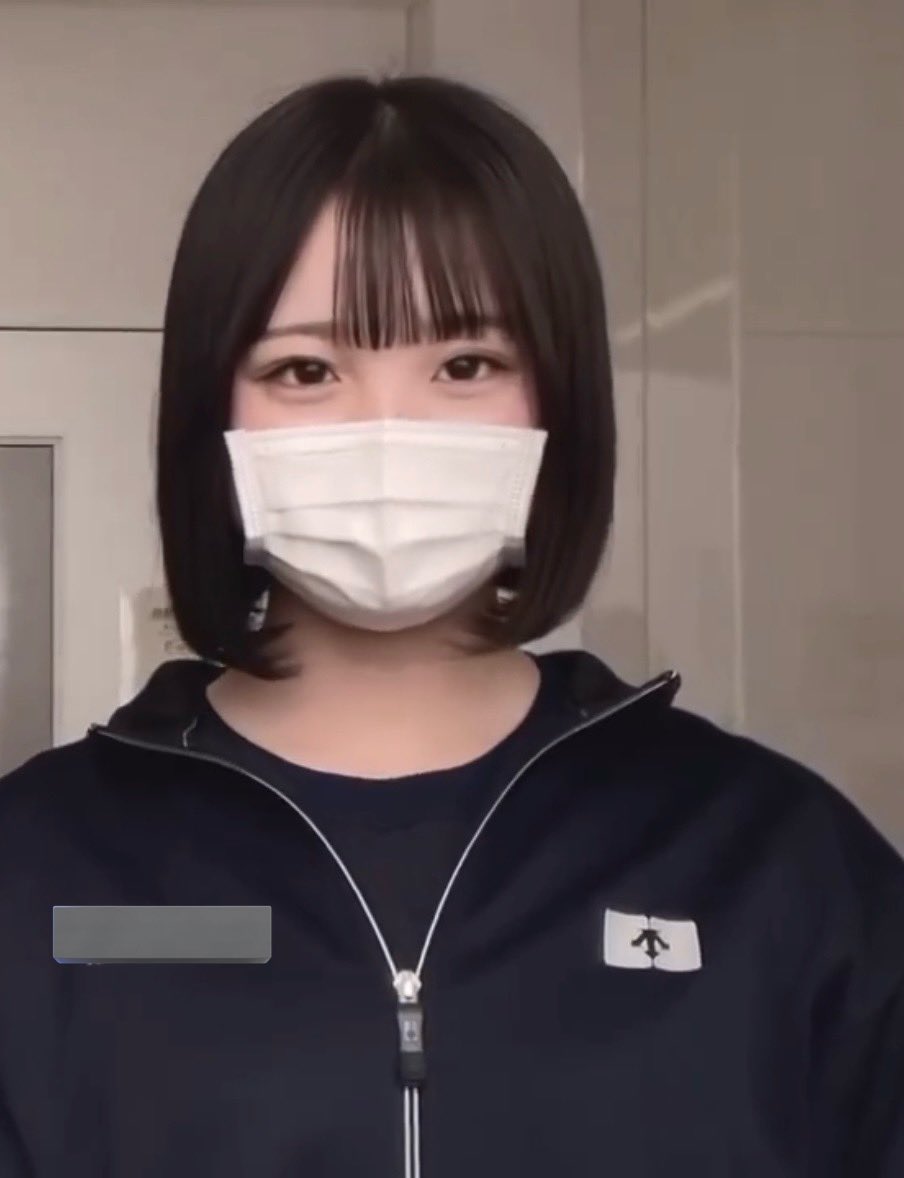 自分に自信なくてネット伸びる前の高一までずっとマスク付けっぱなし学校の先生に何度怒られてもメイクして学校行って毎時間の休み時間トイレでメイク直ししてたけど、ここ最近ありがたいことにネット伸び始めてファンの子も増えて沢山褒めて貰えるようになってからマスクつけないで外でれるようになっ
