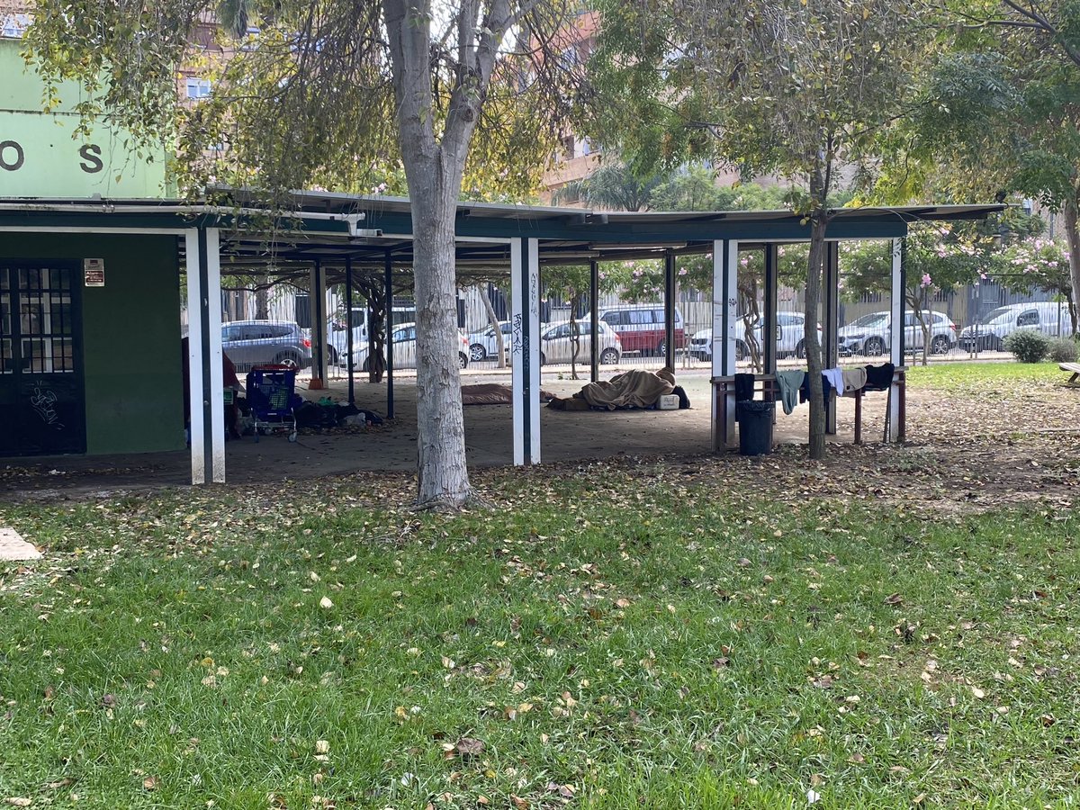 AGallardo_9's tweet photo. Señora ⁦@patriciacavada⁩ usted cree que un parque para los niños puede estar lleno de vagabundos? Bolsas y bolsas de suciedad, los jardines sin podar, veo que hay muchas cosas para adultos y no se cuida a los niños. No creo que sea un ambiente para que los niños jueguen. https://t.co/YA7IKWVFNw
