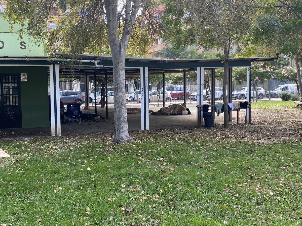 Señora ⁦@patriciacavada⁩ usted cree que un parque para los niños puede estar lleno de vagabundos? Bolsas y bolsas de suciedad, los jardines sin podar, veo que hay muchas cosas para adultos y no se cuida a los niños. No creo que sea un ambiente para que los niños jueguen.