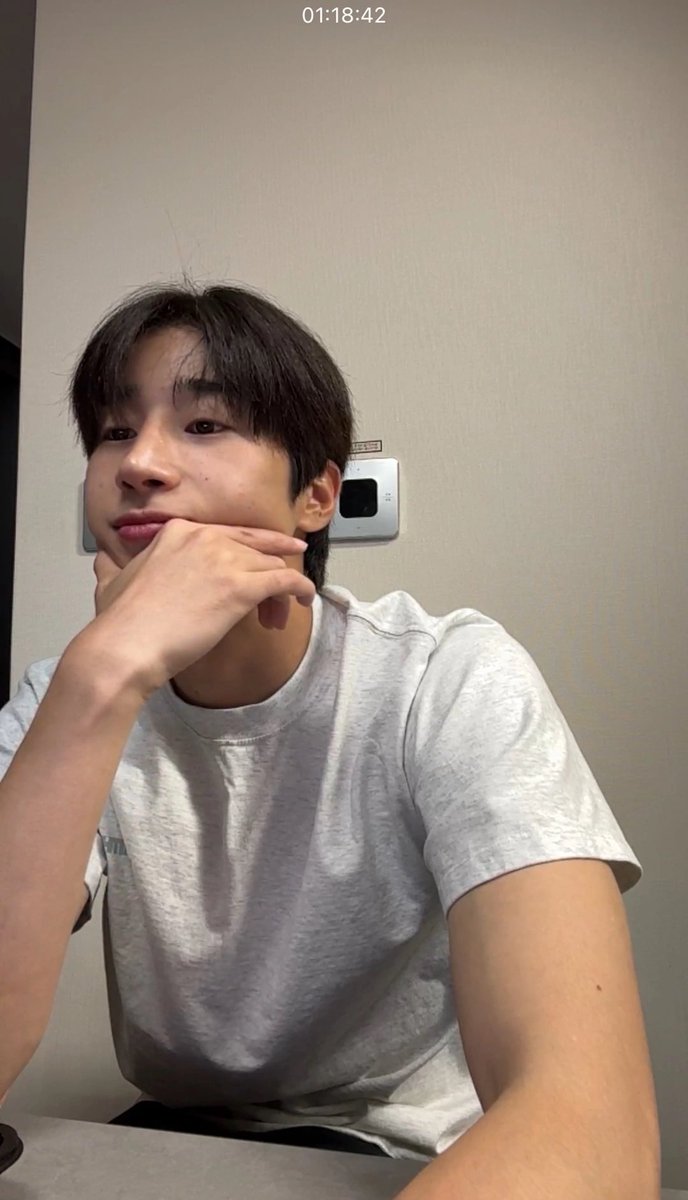 victon_alicerus's tweet image. Seungwoo watched VICTON's performance with Shadow, played Blank, their covers of Bad Girl and Havana, and later listened to a bit of Flip A Coin, What I Said, and To My World (pdx)

Today is truly a wonderful, nostalgic day 🤲🏻