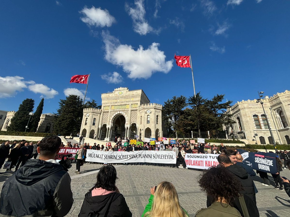 senolatass's tweet photo. Hakkıyla atanması gereken bütün dostlarımızın hakkını aramaya geldik Bugün birleşme günü sayın meslektaşlarım.
Üç farklı sınava girerek atanmaya hak kazanan öğretmenleri duyun artık.
#beyazıttamuelakatahayır https://t.co/MPRQu3A5Ya