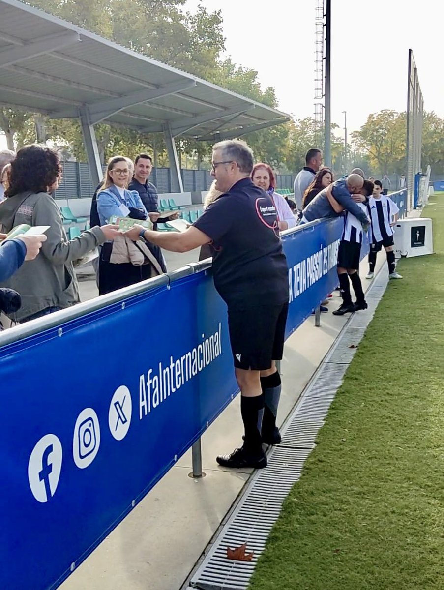 CEVOSabadell's tweet photo. 📣JOC NET
Els #TutorDeJoc del Consell, reforcen l’acció dels #Entrenadors i fan una acció a peu de pista amb #MaresiPares. Objectiu: crear un bon ambient a la graderia per tal que el #Jugadors i tots plegats ES DIVERTEIXIN FENT ESPORT. Així sí! #JOCNET #VALORS #JugarNetEsGuanyar https://t.co/78F5XabIQ8