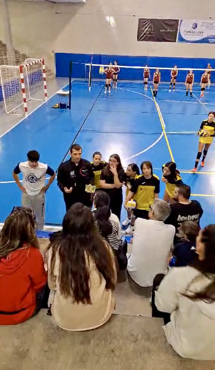 CEVOSabadell's tweet photo. 📣JOC NET
Els #TutorDeJoc del Consell, reforcen l’acció dels #Entrenadors i fan una acció a peu de pista amb #MaresiPares. Objectiu: crear un bon ambient a la graderia per tal que el #Jugadors i tots plegats ES DIVERTEIXIN FENT ESPORT. Així sí! #JOCNET #VALORS #JugarNetEsGuanyar https://t.co/78F5XabIQ8