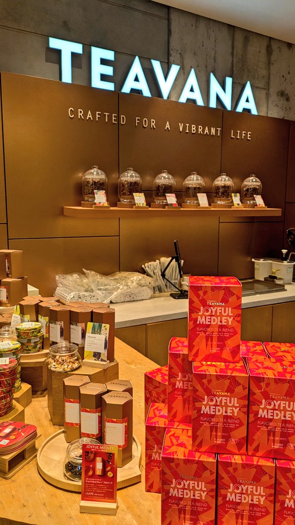 LAVALOVER5's tweet photo. #ストロベリージョイフルメドレーフラペチーノ
#STARBUCKSTeaCafe
#TEAVANA

#STARBUCKS のティー専門店1号店がココ、六本木ヒルズメトロハット

頂き物のeGIFT🎁を使用

わぁ🍓、甘い〜
コレまでの #TeaCafe のメニューの中で1番甘いかも

#ジョイフルメドレー のフルリーフが買えるのはTea&amp;Cafeだけ https://t.co/W5feEcxhpS