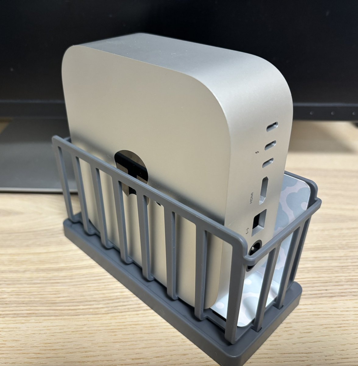 okogeleo's tweet photo. mac mini (2024)の100均スタンドの現状最適解見つけた。セリアの水切りラックがベストフィット👌メガネコネクタ側を上にしても問題なさそう。 https://t.co/b6H8XlSZNh