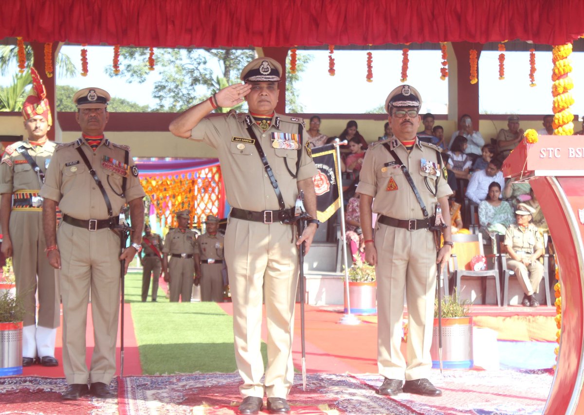 stcbsfnb's tweet image. Today,STC BSF NB conducted  Attestation cum POP of 531 male and female recruits. Sh Ravi Gandhi,ADG BSF EC  reviewed the parade and expressed his firm belief that they will discharge their duties with great honesty and will bring laurels to the force and their parents.