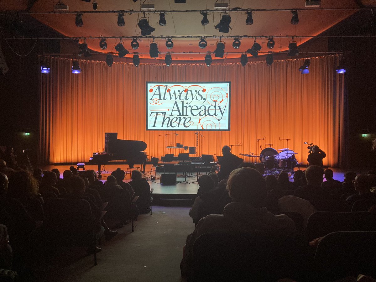 Gestern beim Konzert „Composing While Black, Berlin Edition“ im Rahmen des Projekts des @HKW_Berlin „Always, Already There“ - es war eine gigantische Marathon-Veranstaltung ohne Pause mit Zuhörern ohne Benehmen, die während der Aufführung die Tür knallen. Man hätte auch das