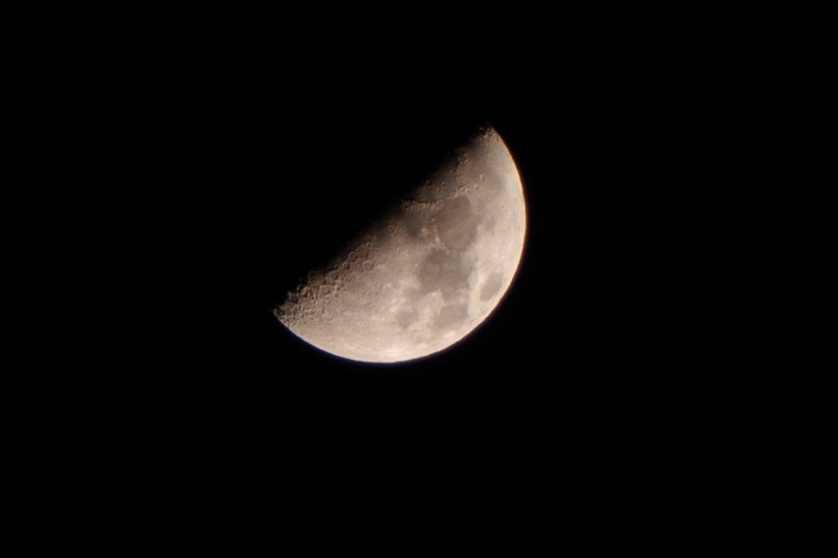 mt55674's tweet photo. 今日はちょうど半月🌓かなー？

#sigmafp
#lumixs28200mm https://t.co/x5bCay1ZFk